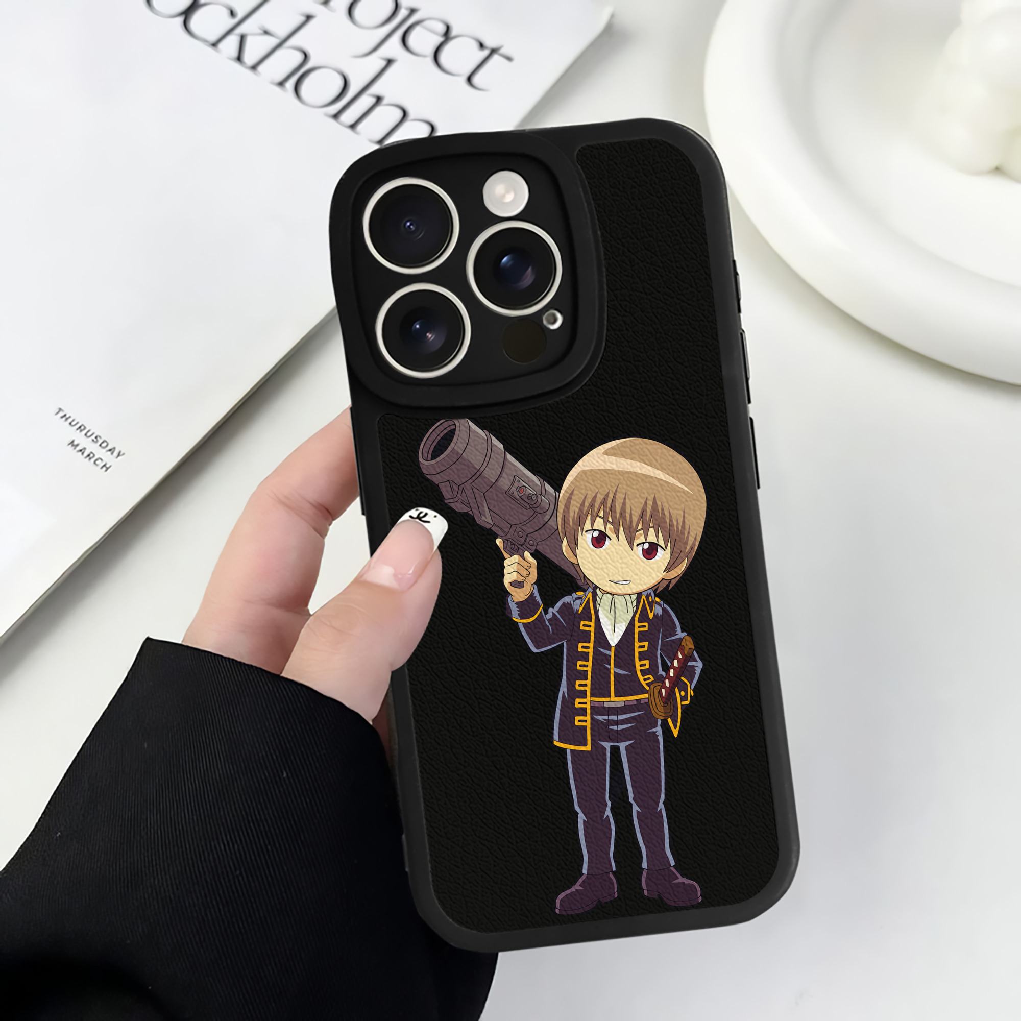 （画像用） ぎんたま 坂田銀時（さかたぎんとき） 神楽 志村新八（しむら しんぱち） GINTAMA Sakata Gintoki Kagura Shimura Shinpachi 【iPhone 16シリーズ対応】シリコンスマホケース（レザー調） 材質：シリコン